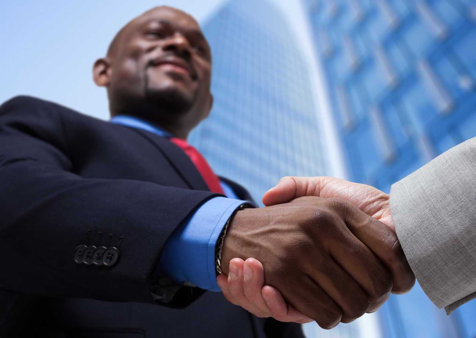 Portrait-of-a-businessmen-shaking-hands-in-a-business-environment